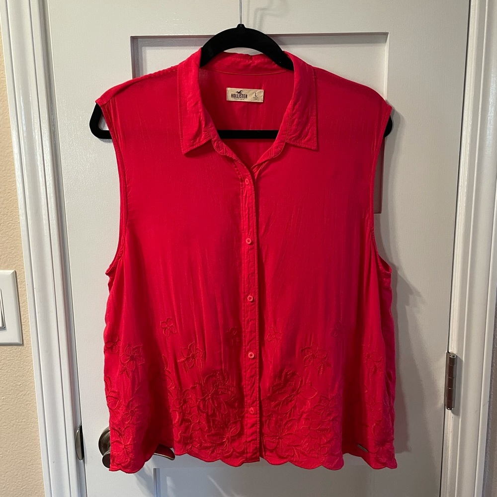 Hollister women’s sleeveless shirt with embroidery flower design at the bottom.